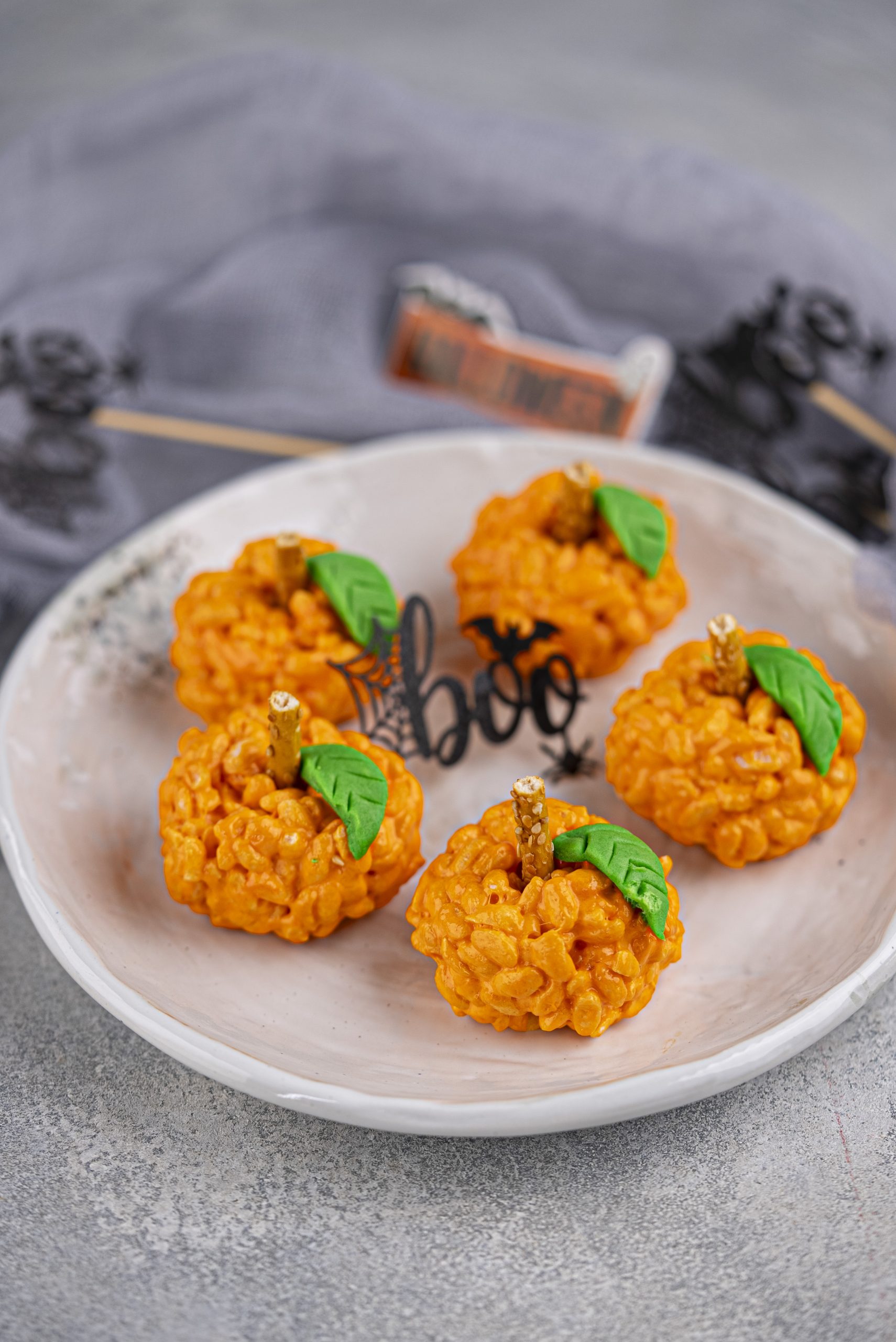 Halloween Rice Krispie Treats Recipe DSC04652 scaled