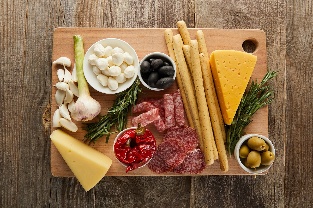 20 Charcuterie Board Ideas That Look Fancy charcuterie board ideas
