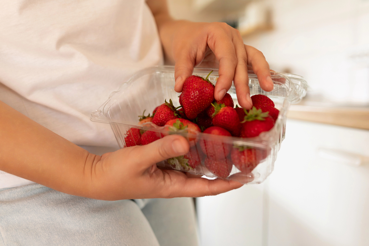 How To Clean Strawberries Depositphotos 678378792 L
