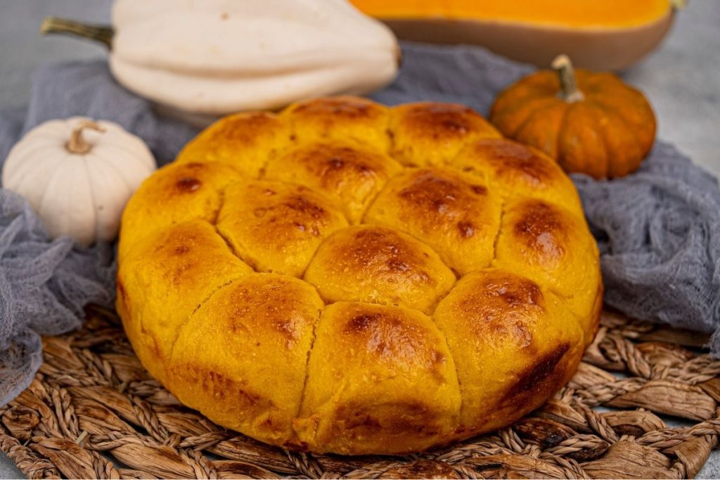 pumpkin dinner rolls